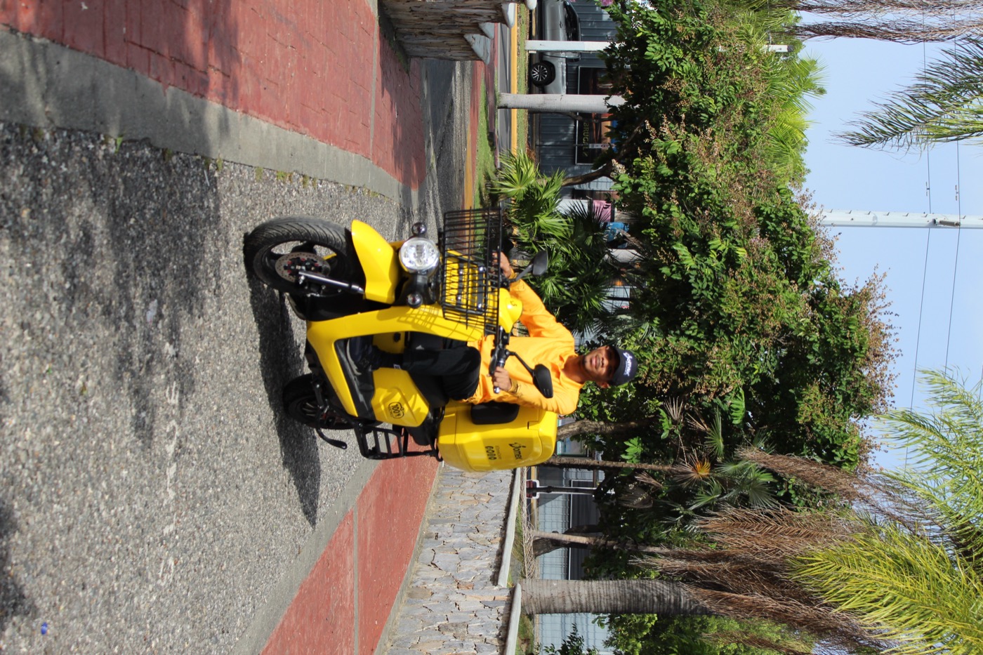 Repartidor de Domex en una moto eléctrica de la flota